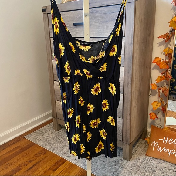 ADJUSTABLE Spaghetti strap short sunflowers, summer dress size large from SHEIN - Picture 3 of 6